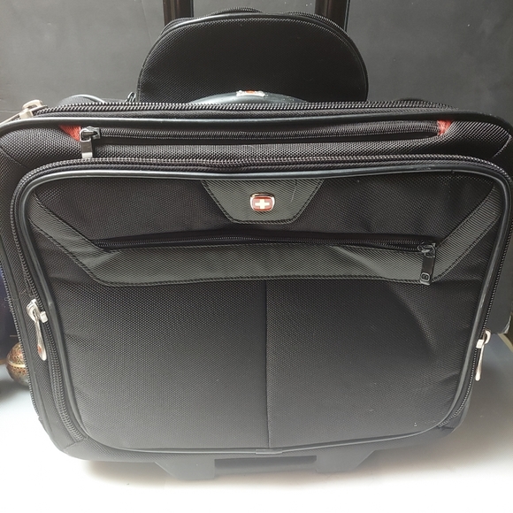 Swiss Army by Wenger roll-on  5 zipper travel case 16in x16.1inch - Picture 1 of 10